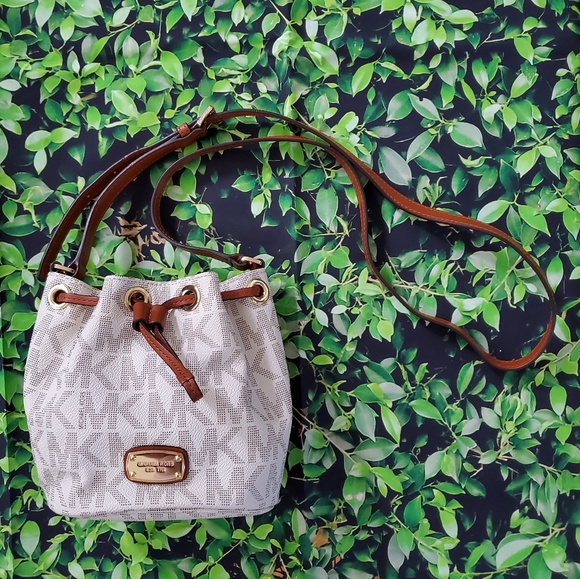 michael kors jules drawstring crossbody